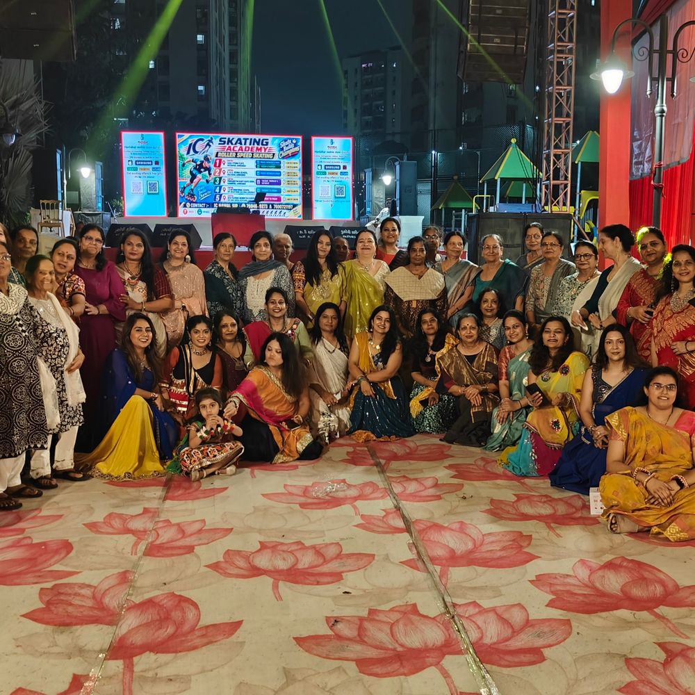 મારી સોસાયટી મારી નવરાત્રિ:વસ્ત્રાપુરની કાસા વ્યોમા સોસાયટીમાં 2026ની નવરાત્રીનો પ્રારંભ, સાતમ પર બહેનોએ આરતી ઉતારી, માતાજીના પ્રસાદનું વિતરણ કરાયું.