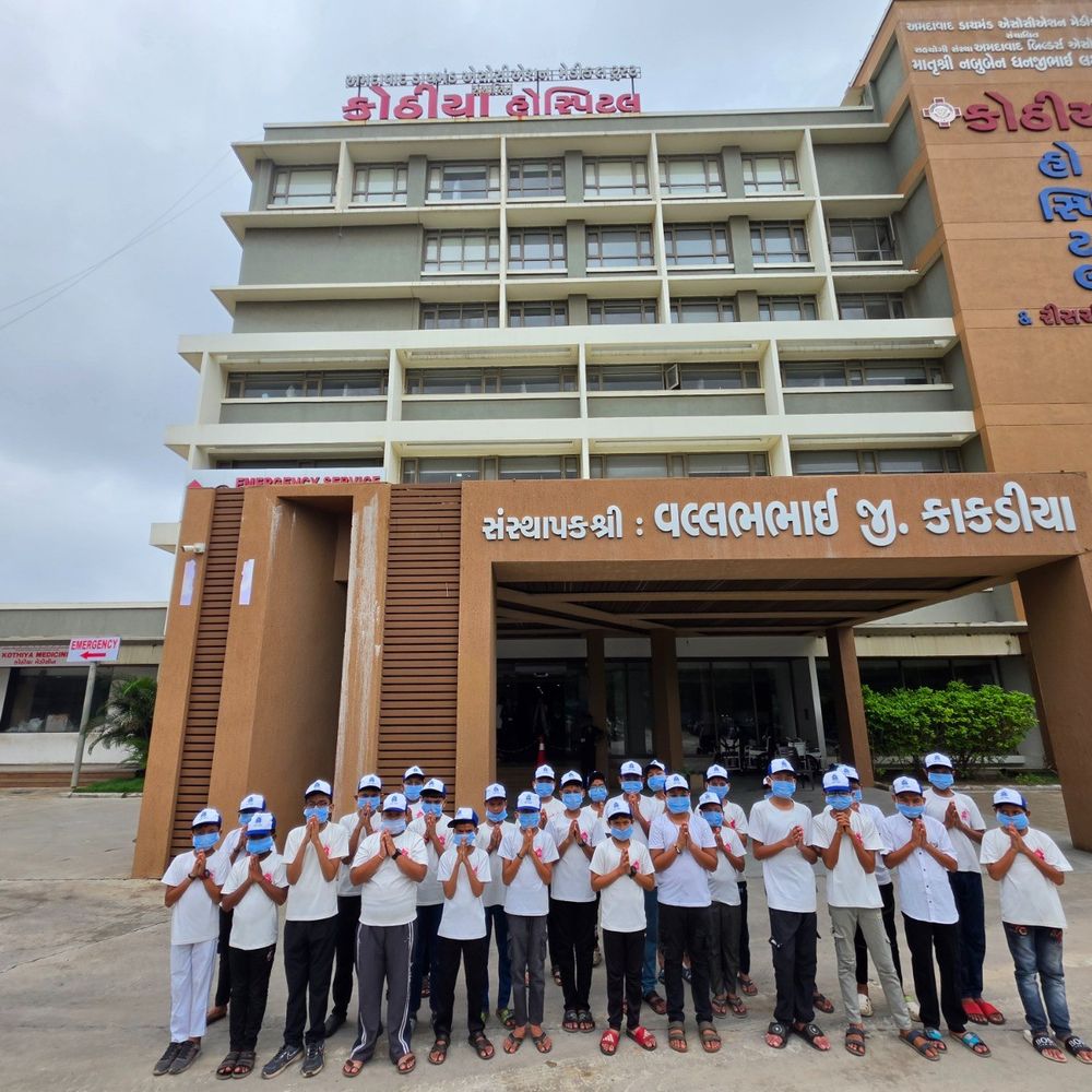 SMVS બાળપ્રવૃત્તિ દ્વારા 115 હોસ્પિટલોમાં ‘નિરામય શુભકામના પ્રોજેક્ટ’ યોજાયો:115 સરકારી અને ખાનગી હોસ્પિટલોમાં દર્દીઓને ફળ વિતરણ અને ધૂન કરાઈ