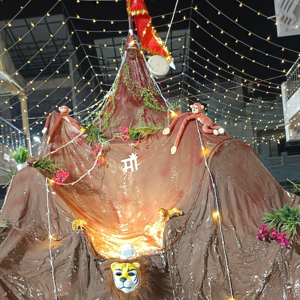 મારી સોસાયટી મારી નવરાત્રિ:ગોવિંદધામ રો હાઉસના આયોજકોએ જાતે ગબ્બર બનાવ્યો, અડاجણ ગબ્બર હિલ ખાતે માતાજીની આઠમની ઉજવણી કરી; 18/10/26 ના રોજ મહાઆરતી