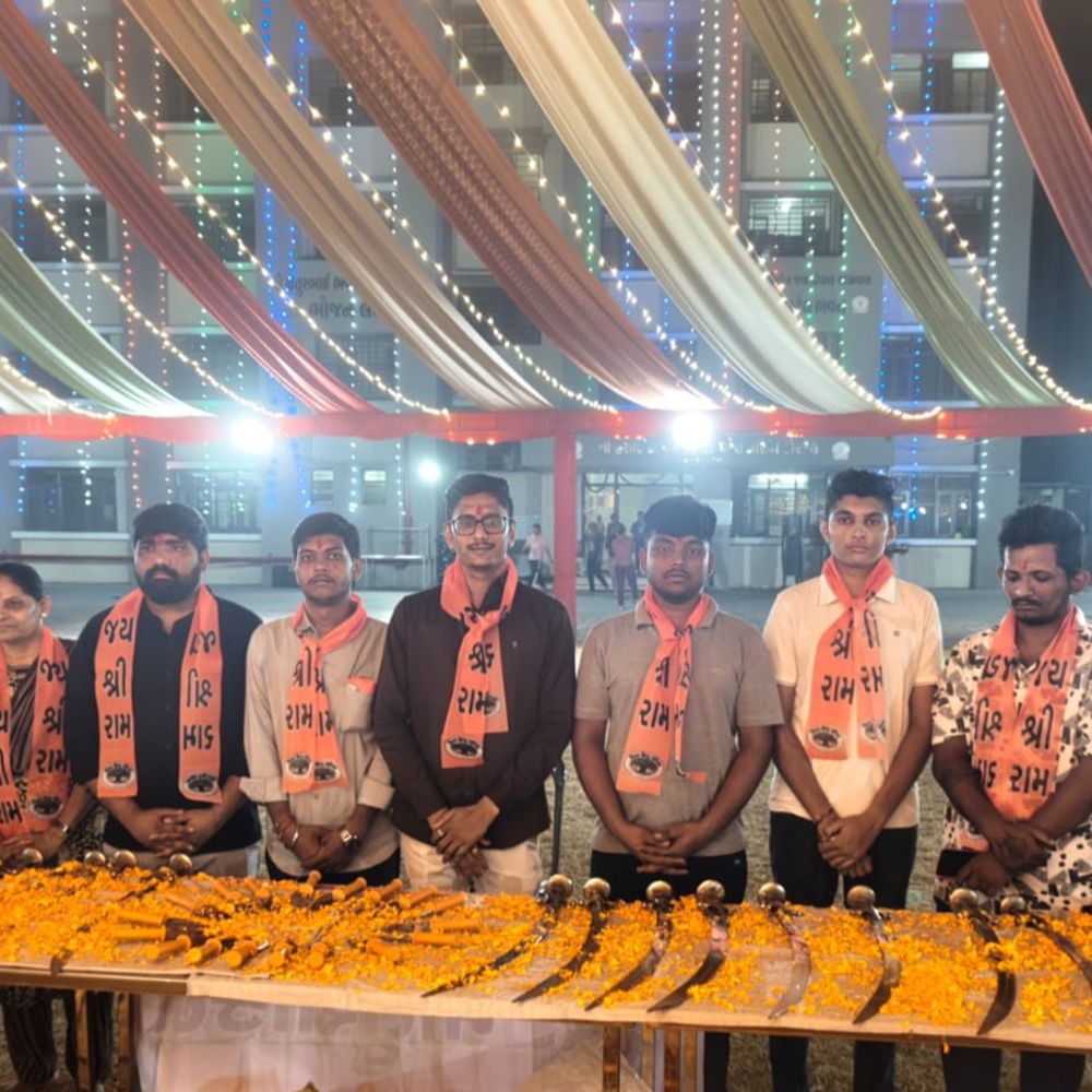 દીકરીઓના હસ્તે શસ્ત્રપૂજન:નાની કડીની સરસ્વતી કન્યા કેળવણી મંડળમાં નવમા નોરતે શસ્ત્ર પૂજન કાર્યક્રમ યોજાયો