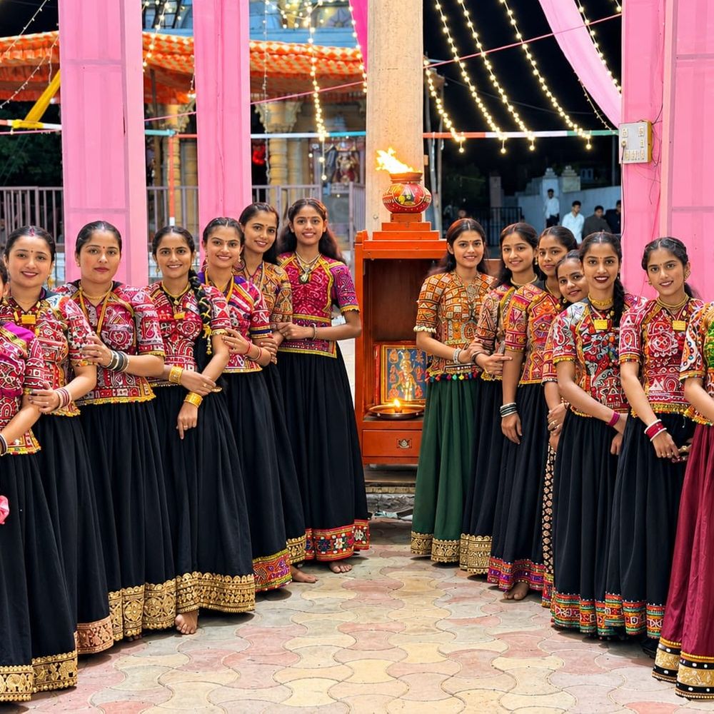 નાના નખત્રાણાની ખીમજ ગરબીમાં ઝળહળી રબારી સંસ્કૃતિ:50 વર્ષ જૂની પરંપરા અકબંધ, ફિલ્મી ગીતો વિના દુહા-છંદ સાથે રબારી પહેરવેશમાં ગરબા