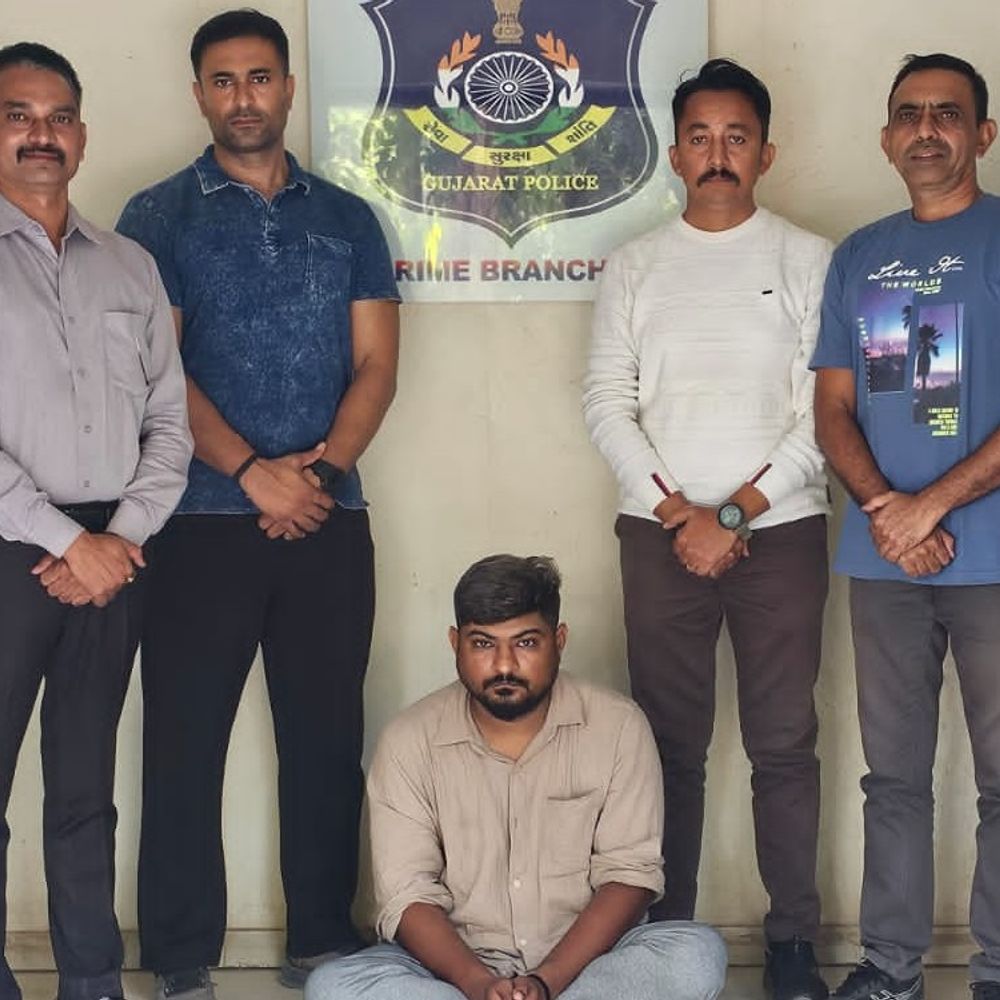 ચાર વર્ષથી ફરાર આરોપી મંદિરમાંથી ઝડપાયો:બળાત્કાર, ઠગાઈ અને બોગસ દસ્તાવેજોના ત્રણ-ત્રણ ગુનાઓમાં મોટેરાના કેતુલ પટેલ એલસીબીના સકંજામાં