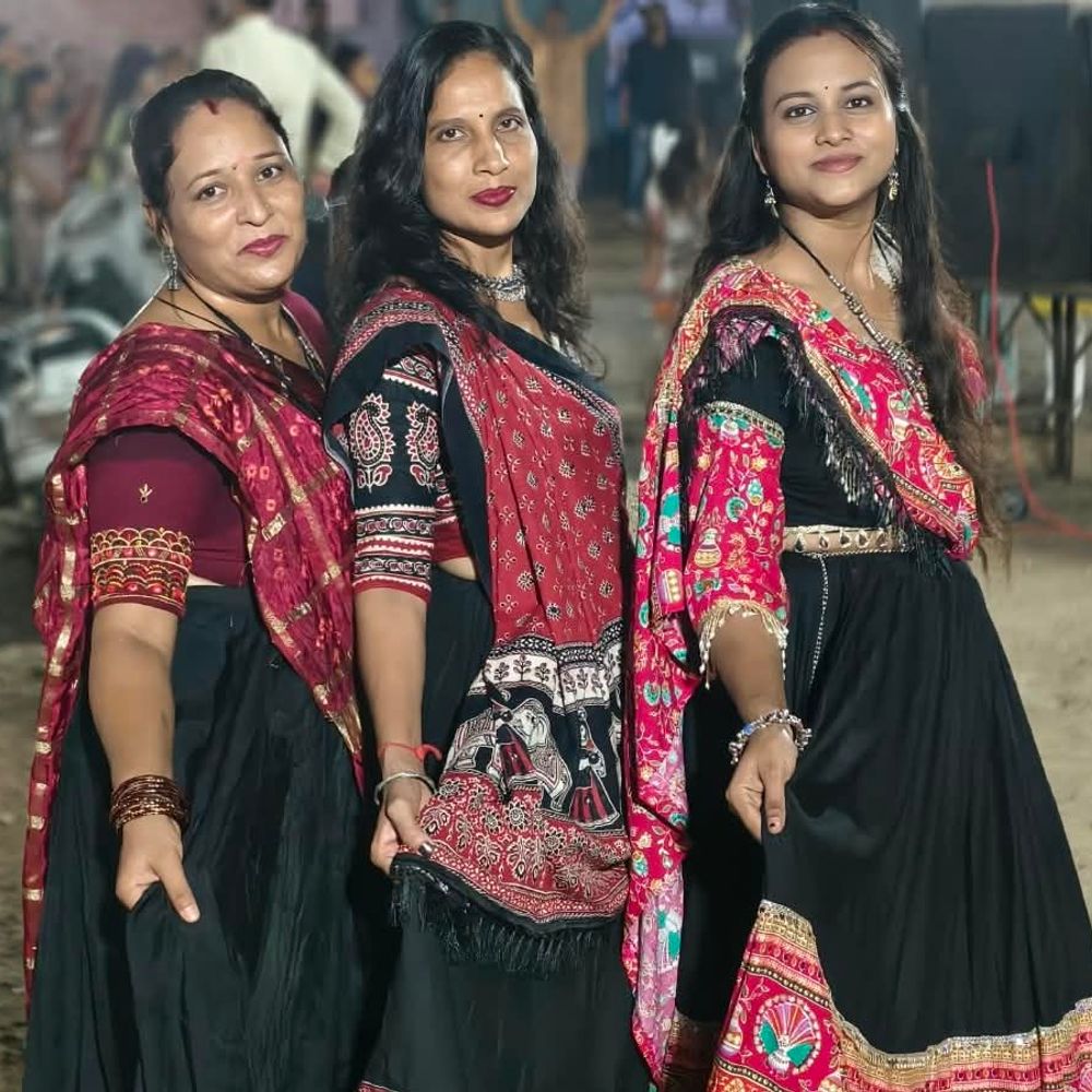 મારી સોસાયટી મારી નવરાત્રિ:જનતા નગર ખાતે શ્રી અંબિકા યુવક મિત્ર મંડળનો નવરાત્રી મહોત્સવ , ચાચર ચૉક શોપિંગ સેન્ટરમાં આઠમના દિવસે ખેલૈયાઓએ ગરબાની મોજ માણી.
