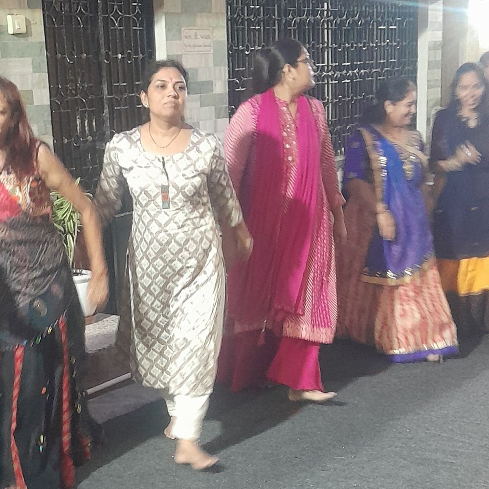 મારી સોસાયટી મારી નવરાત્રિ:વડોદરાની મુક્તિધામ સોસાયટીમાં અષ્ટમીના શેરી ગરબા યોજાયા, મહાપ્રસાદ વહેંચાયો, બાળકોના જન્મદિવસ અને જોડિયા દીકરીઓના જન્મની ઉજવણી થઈ
