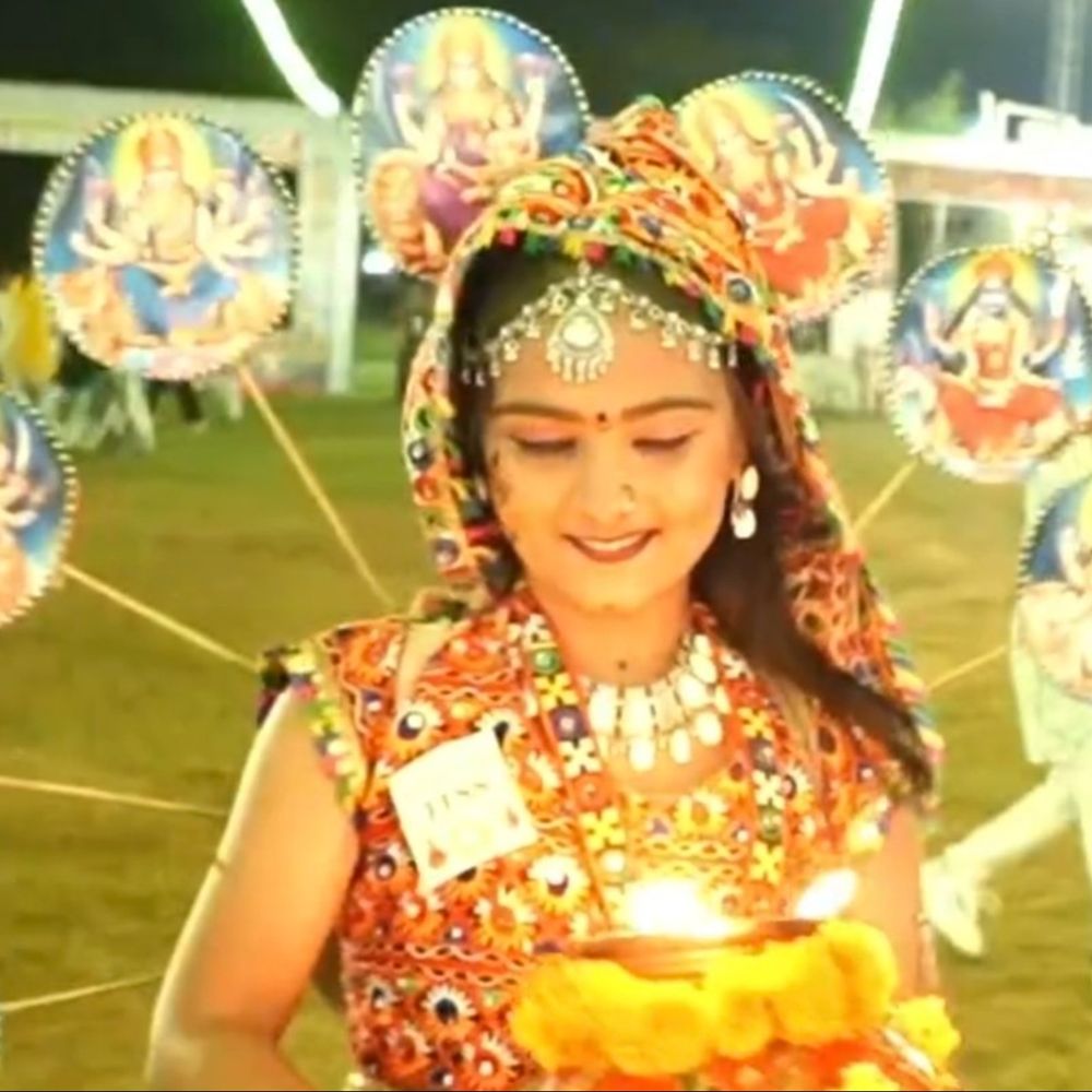 ગોધરામાં રમઝટ ગરબા મહોત્સવમાં ખેલૈયાઓ ઝૂમ્યા:નાના બાળકોમાં જોવા મળ્યો અનેરો ઉત્સાહ, મહિલાઓ માટે ફ્રી એન્ટ્રી; પોલીસ હેડ ક્વાર્ટર ખાતે ખેલૈયાઓ ટીમલી રમ્યા