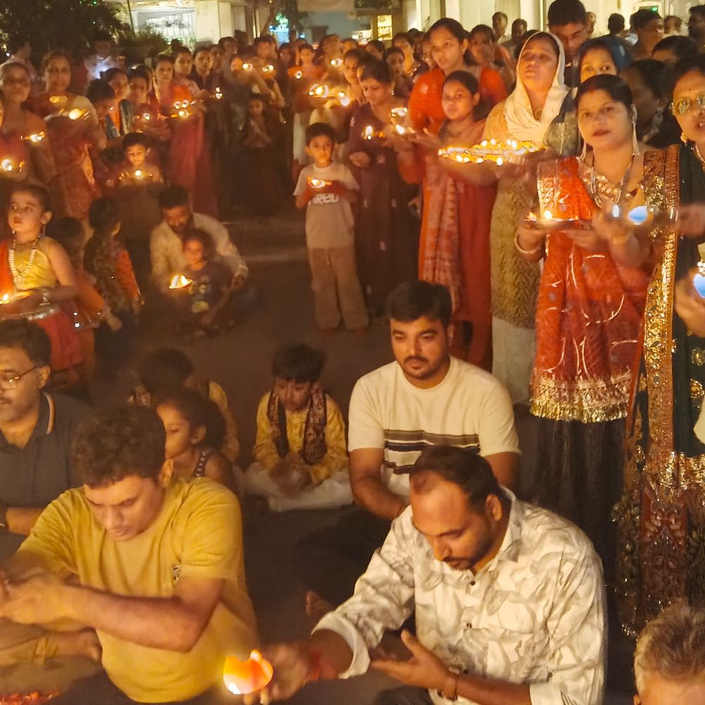 મારી સોસાયટી મારી નવરાત્રિ:મહાદેવ સ્મિત ઘોડાસરમાં મહાઆરતીનું આયોજન, નવરાત્રિની આઠમે ભક્તો ભક્તિભાવપૂર્વક જોડાયા
