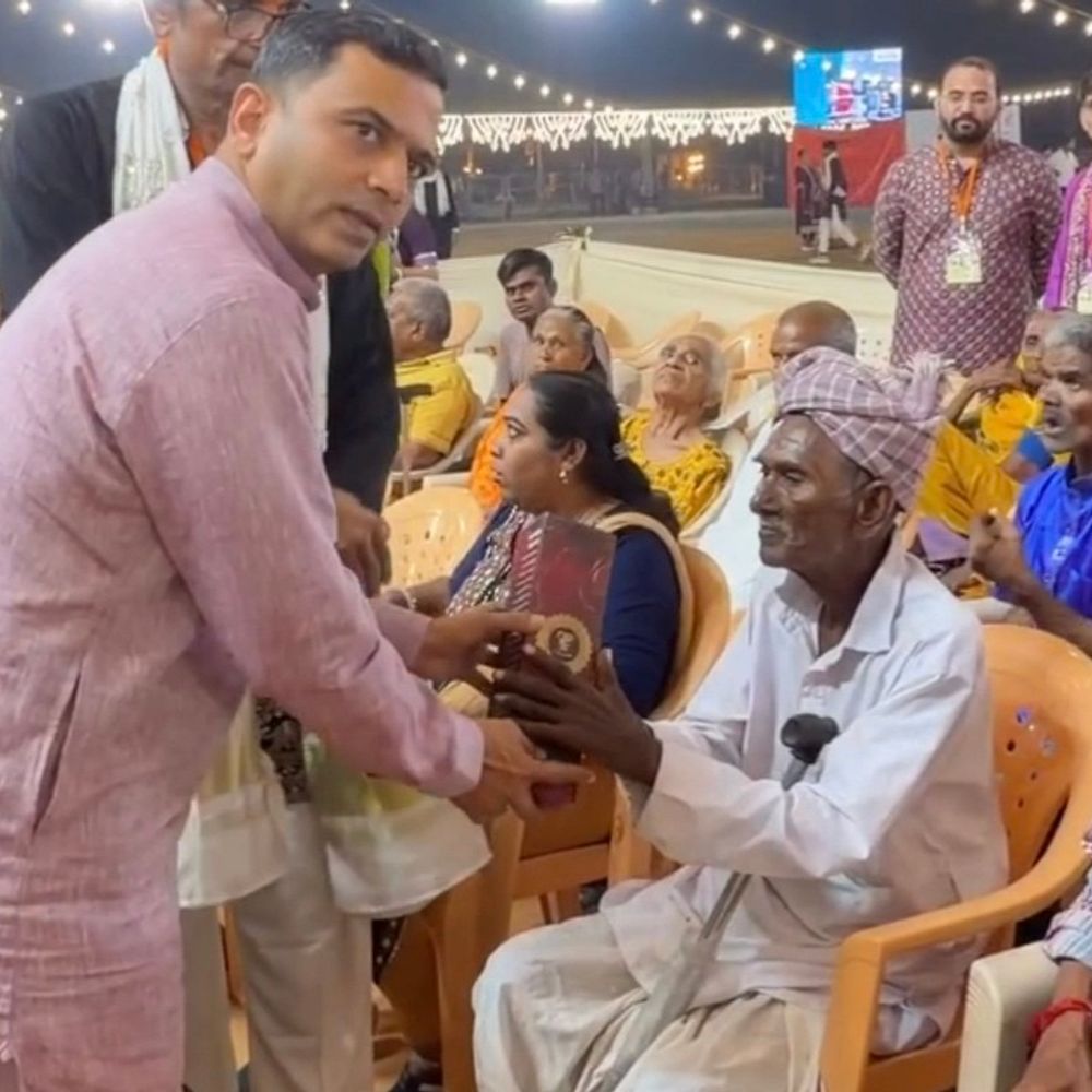 ગોધરા પોલીસ ગરબામાં વૃદ્ધાશ્રમના વડીલોએ કર્યા માતાજીના દર્શન:જિલ્લા પોલીસવડા ડો. હરેશ દુધાતે ભેટ આપી સ્વાગત કર્યું
