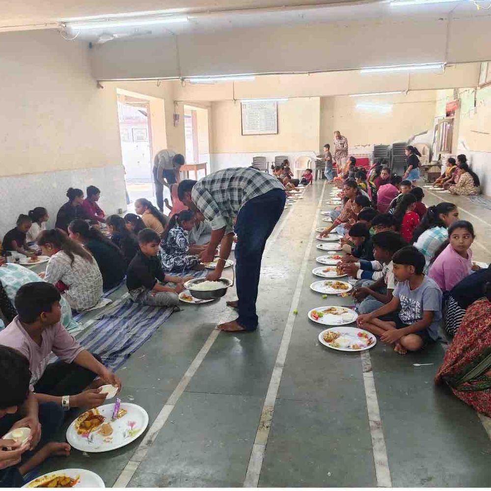લાલપુરમાં અમલાણી પરિવારે પ્રસાદી સમારોહમાં આપ્યો સહયોગ:શ્રી રામચંદ્ર ગરબી મંડળ દ્વારા સ્વ. સરલાબેન અમલાણીની યાદમાં આયોજન