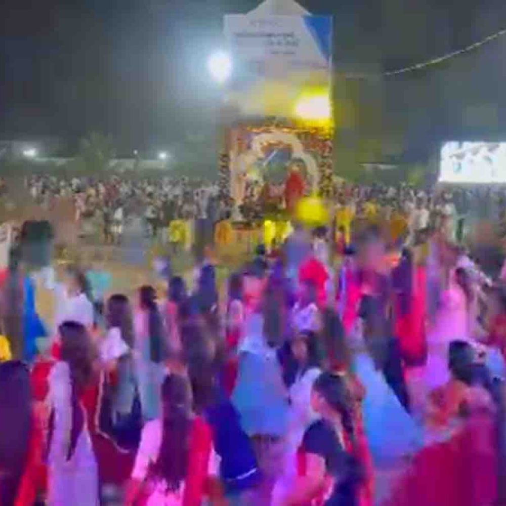 અમરેલી ખોડલધામ નવરાત્રીમાં ઉમટ્યું માનવ મહેરામણ:ભક્તિ અને ઉત્સાહના માહોલમાં ખેલૈયાઓ ગરબે ઘૂમ્યા, અંતિમ દિવસોમાં ભીડ વધી