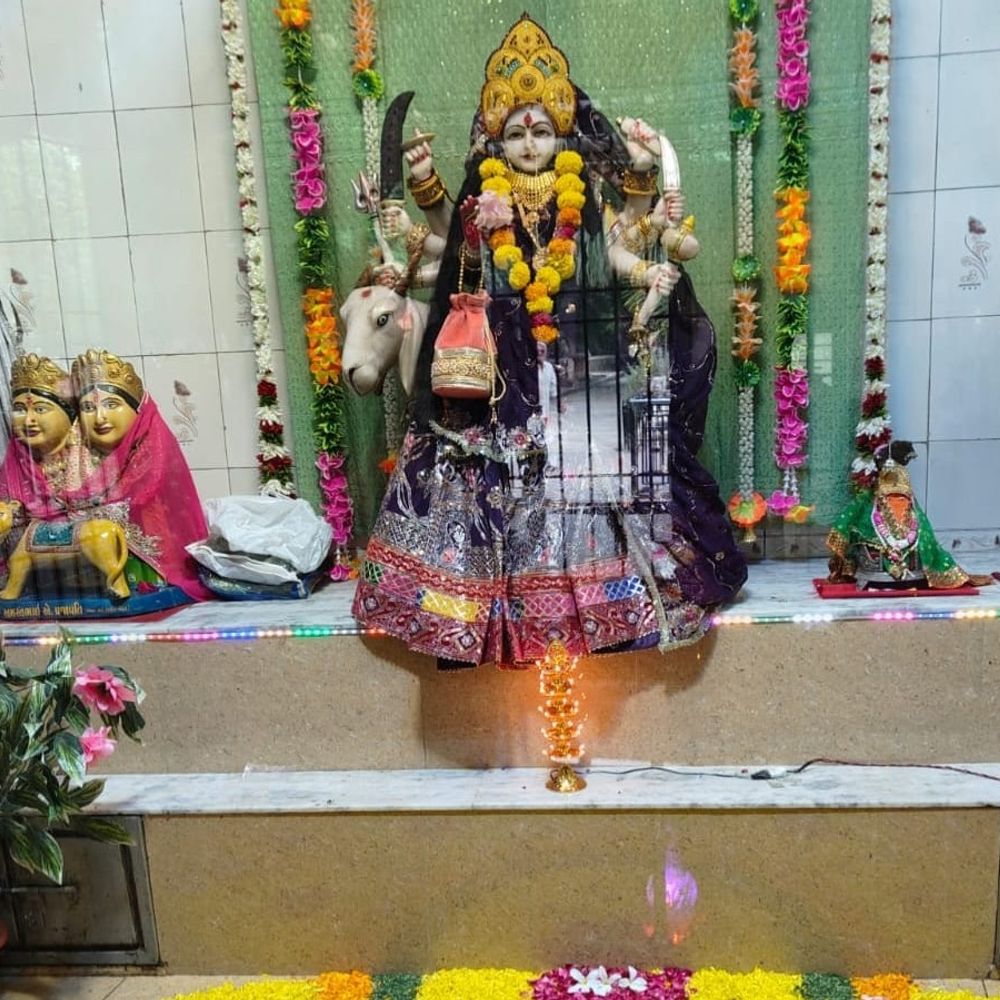 બોટાદ મુક્તિધામ મેલડી માતાજી મંદિરે નવરાત્રીમાં ૧૦૮ દીપમાળા સાથે મહાઆરતી:મુક્તિધામના પ્રણેતા સી.એલ.ભીકડીયા અને પરષોત્તમ સાંકળિયાએ આયોજન કર્યું, અનેક ભક્તો જોડાયા