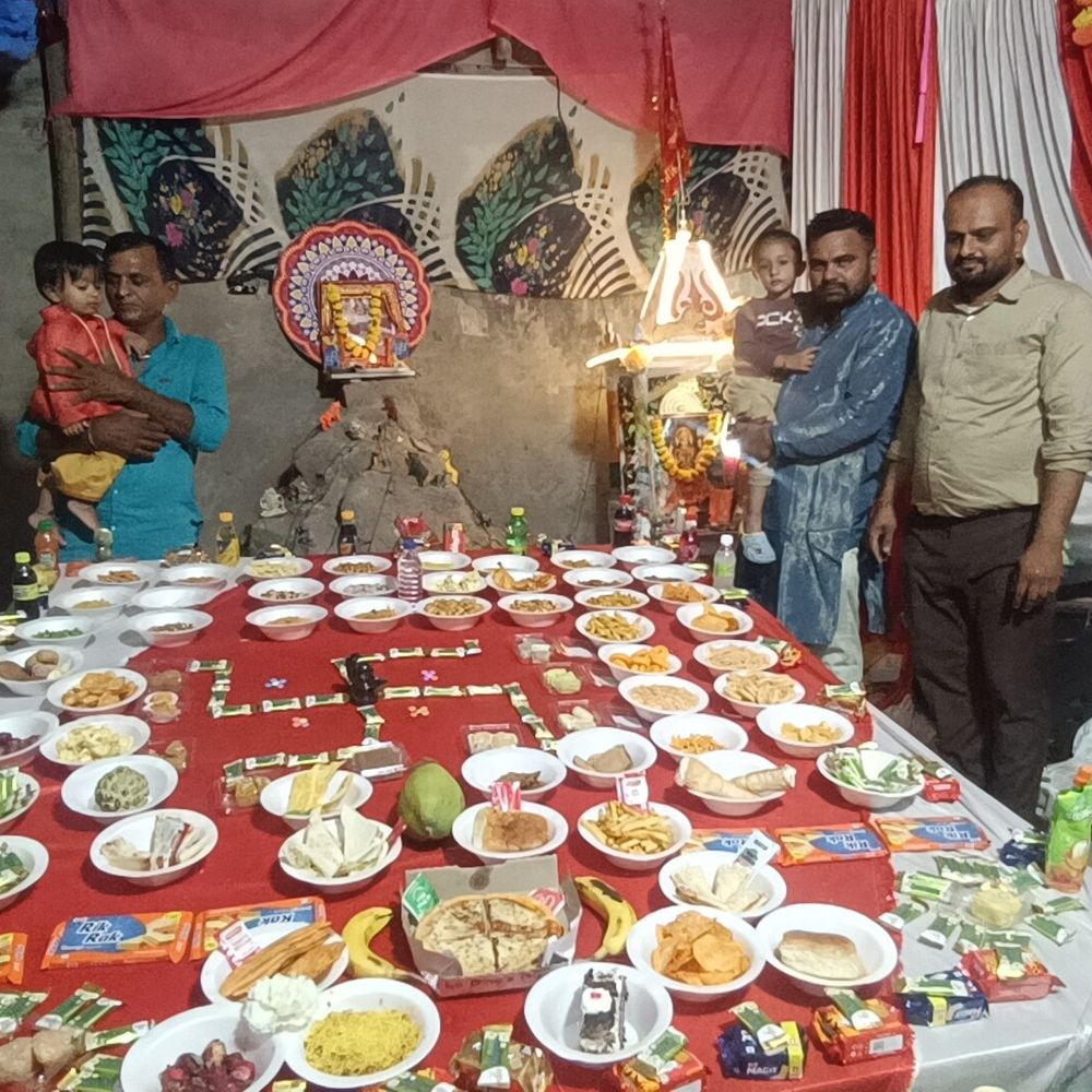કસારવાળા યુથ ક્લબે આસો સુદ આઠમે ગરબા મહોત્સવ યોજ્યો:નવરાત્રી 2026માં અન્નકૂટ દર્શન અને વિશેષ વેશભૂષામાં ખેલૈયાઓએ ગરબા કર્યા