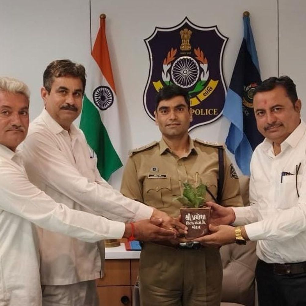બોટાદમાં પોલીસ વડા ધર્મેન્દ્ર શર્માનું ગ્રીન સન્માન:પરંપરાગત ભેટને બદલે 'સ્નેક પ્લાન્ટ' આપી પર્યાવરણ જાગૃતિનો સંદેશ અપાયો