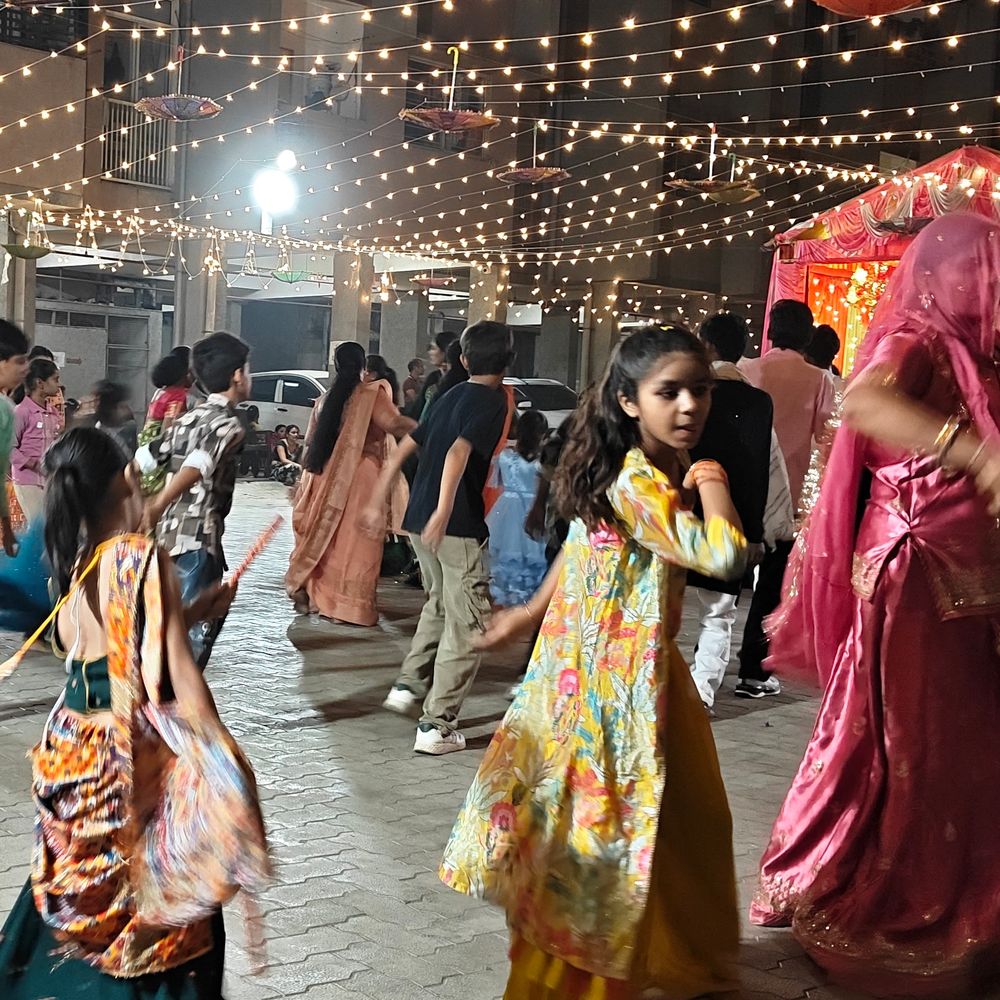 મારી સોસાયટી મારી નવરાત્રિ:નાના ચિલોડામાં આત્રેય એલિગન્સ સોસાયટીએ ગરબા અને વેશભૂષા કાર્યક્રમ યોજ્યો, ચેરમેન બઘેલ અખિલેશકુમાર અને સમિતિના સભ્યોએ વ્યવસ્થા સંભાળી