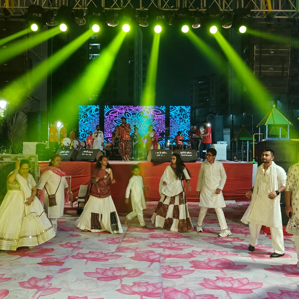 મારી સોસાયટી મારી નવરાત્રિ:કાસા વ્યોમા સોસાયટીમાં નવરાત્રીની અષ્ટમીએ મહાઆરતી કરાઈ, સફેદ ડ્રેસમાં ગરબે ઘૂમ્યા લોકો, રાજ પંડિતે મનોરંજન કરાવ્યું; સ્પોન્સર્સનું સન્માન