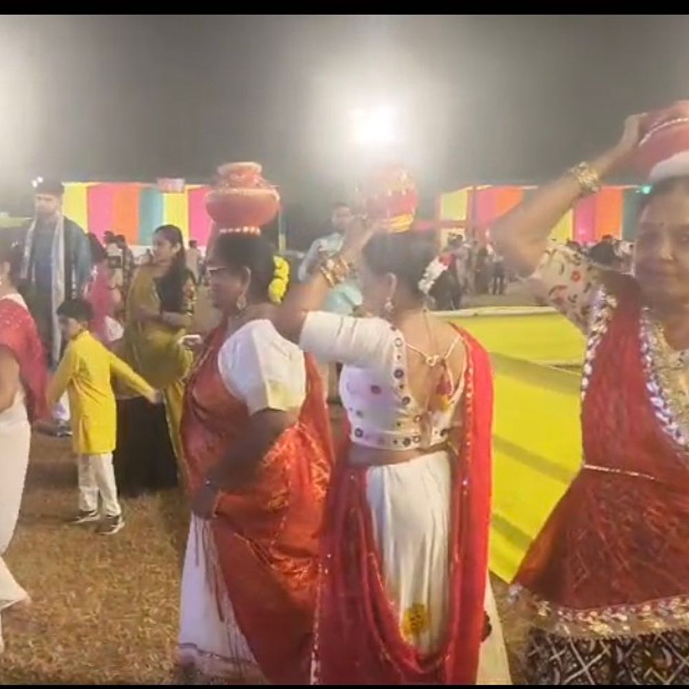 ભરૂચ પોલીસના નવરાત્રિ મહોત્સવમાં મહિલા સશક્તિકરણનો સંદેશ:મહિલાઓએ માથે ગરબો લઈ પરંપરાગત ગરબા કર્યા, સુરક્ષા-સન્માન માટે જાગૃતિ ફેલાવી