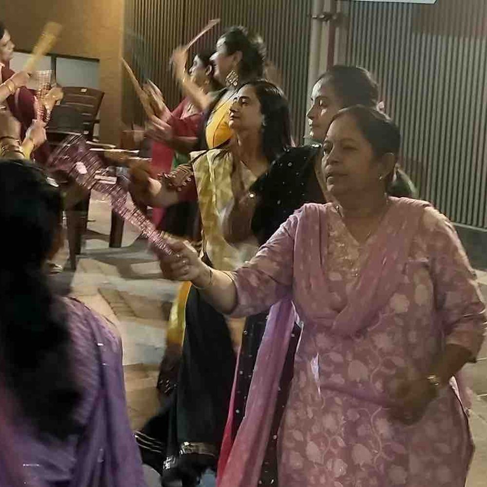 મારી સોસાયટી મારી નવરાત્રિ:એમ્પાયર સ્કાય પાર્કમાં આઠમાં નોરતે માં મહાગૌરી ની પૂજા કરાઈ, સભ્યોએ ઉત્સાહ પૂર્વક ભાગ લઈ ભક્તિમય વાતાવરણ બનાવ્યું