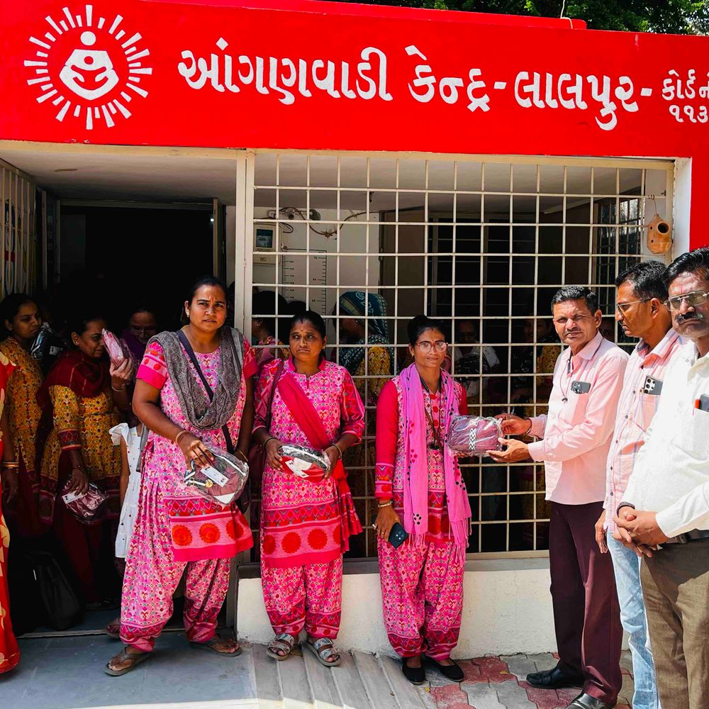 લાલપુરમાં આંગણવાડી બહેનોને નવરાત્રીની ભેટ અપાઈ:સાંસદ પૂનમબેન માડમની પ્રેરણાથી ભાજપના નેતાઓએ પ્રોત્સાહિત કરી