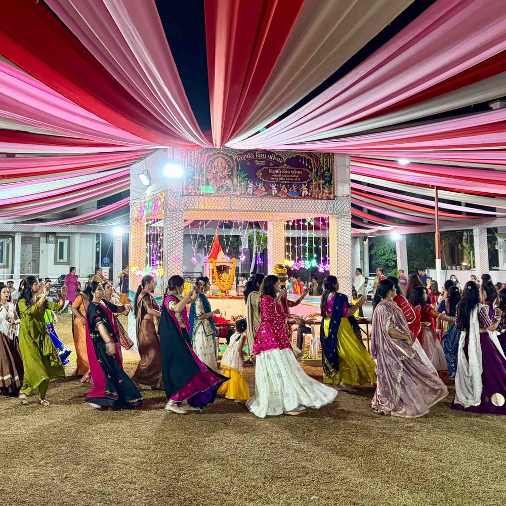 પાલનપુરના તિરુપતિ વિલામાં નવરાત્રિ ગરબા મહોત્સવ:સોસાયટીના સભ્યોએ રંગબેરંગી પોશાકમાં મા અંબાની આરાધના કરી, ગરબે ઘૂમ્યા