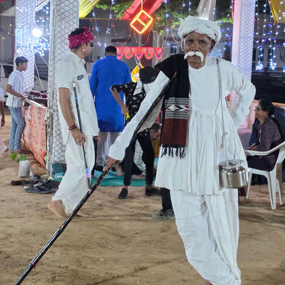 મારી સોસાયટી મારી નવરાત્રિ:પાલનપુરની આલોક સોસાયટીમાં સાતમા નોરતે વેશભૂષાનું આયોજન, રહીશોએ માતાજીની આરતી કરી ગરબે રમ્યા; 3 થી 92 વર્ષના સભ્યોએ ભાગ લીધો