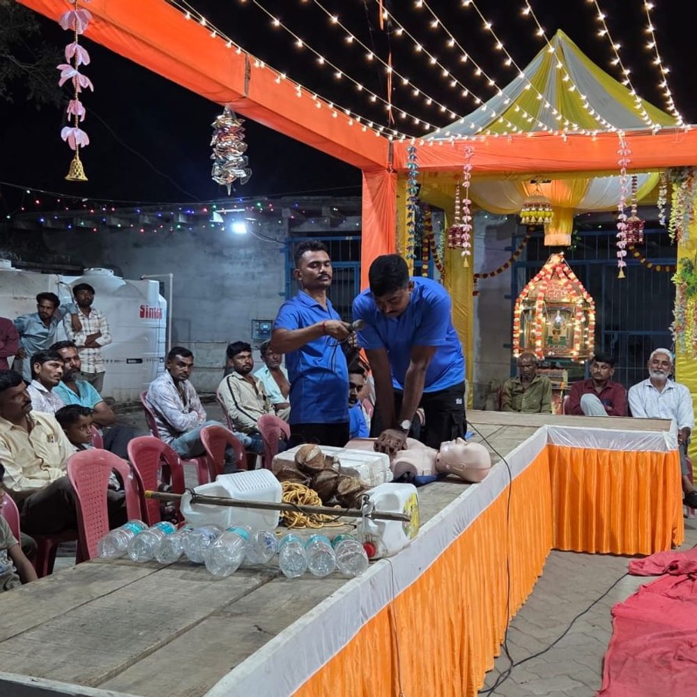 નાખડા ગામે SDRFનો આપત્તિ વ્યવસ્થાપન જાગૃતિ કાર્યક્રમ:લાઇવ ડેમો દ્વારા બચાવ કામગીરીનું નિદર્શન, પ્રાથમિક સારવાર અને સુરક્ષિત સ્થળાંતર અંગે અપાયું માર્ગદર્શન