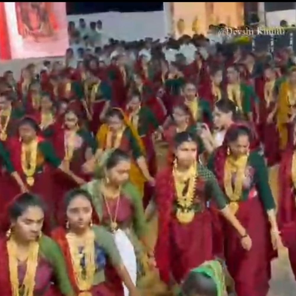 બખરલામાં રાસોત્સવ:પાસ વગર વિનામૂલ્યે પ્રવેશ અને ખુલ્લા પગે ગરબા રમવાની પરંપરાએ જમાવ્યું આકર્ષણ