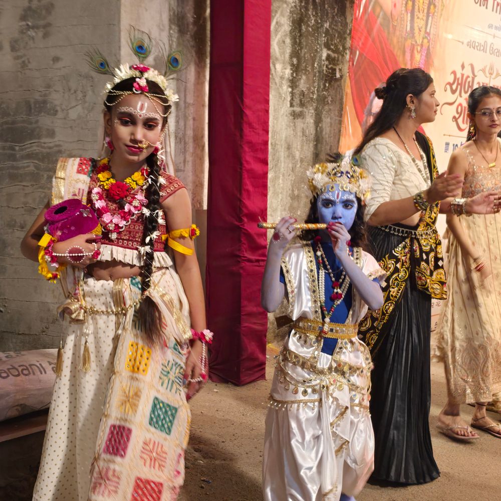 મારી સોસાયટી મારી નવરાત્રિ:ઉધના કાશીનગરમાં આઠમાં નોરતે ગરબે રમ્યા, શ્રી માધવ ગૌશાળા અને Triple K ગ્રુપના આયોજનમાં ખેલૈયાઓ વિવિધ વેશભૂષામાં ઝૂમ્યા