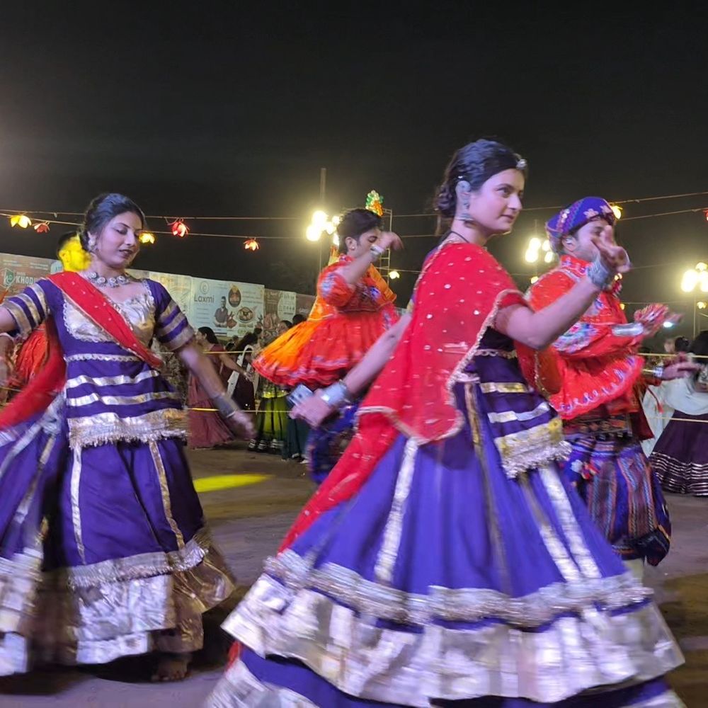 રંગતાળી નવરાત્રીમાં આઠમના નોરતે ફાગણિયો ગરબો અને આતશબાજી આકર્ષણ બન્યા:દેશભક્તિની થીમ, ફૂલોની વર્ષા અને મહાઆરતી સાથે ખેલૈયાઓએ ગરબાની રમઝટ બોલાવી