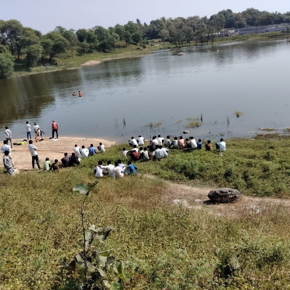 છારિયા ગામના તળાવમાં ડૂબવાથી એક વ્યક્તિનું મોત:સુતકના પ્રસંગમાં આવેલા યુવકનો પગ તળાવમાં લપસ્યો; ફાયર બ્રિગેડે 2 કલાકે મૃતદેહ બહાર કાઢ્યો
