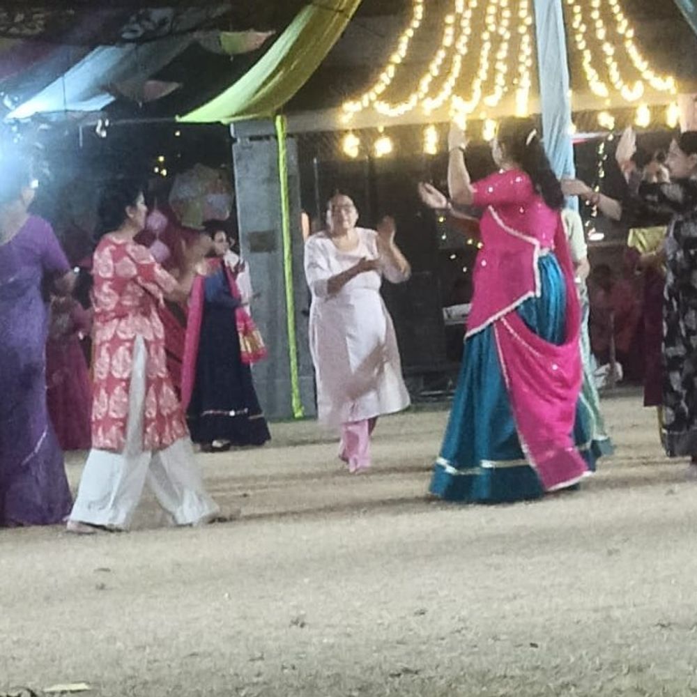મારી સોસાયટી મારી નવરાત્રિ:આઠમ નિમિત્તે સોસાયટીમાં ગરબા મોડા શરૂ થયા, ઓછા લોકો આવતા વડીલોએ માંડ્યો મુહૂર્તનો પહેલો ગરબો, પછી સૌએ માણી રમઝટ