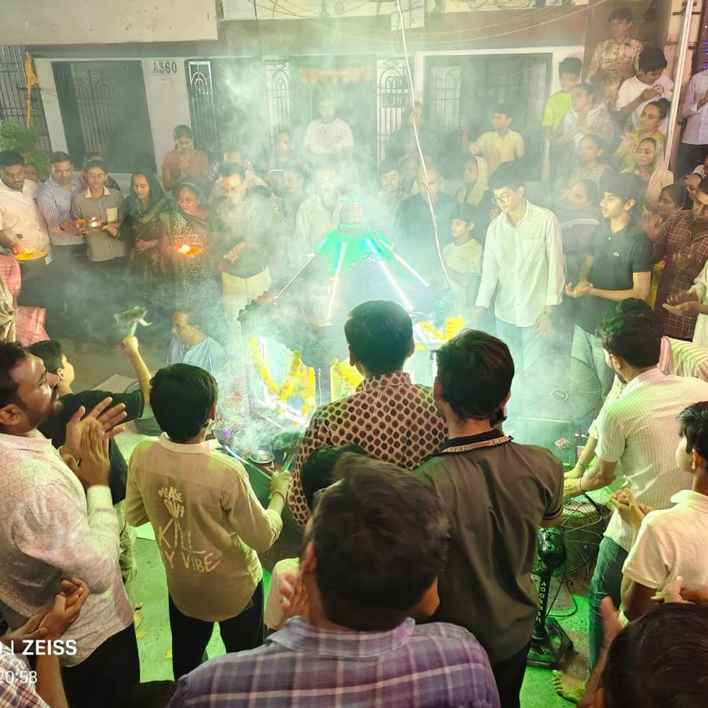મારી સોસાયટી મારી નવરાત્રિ:તિરુપતિ સોસાયટીમાં આઠમા નોરતે મહા આરતી અને ગરબા, યોગી ચોક સુરતના ગેટ નંબર 8 પાસે માતાઓ-બહેનોએ ધૂમ મચાવી