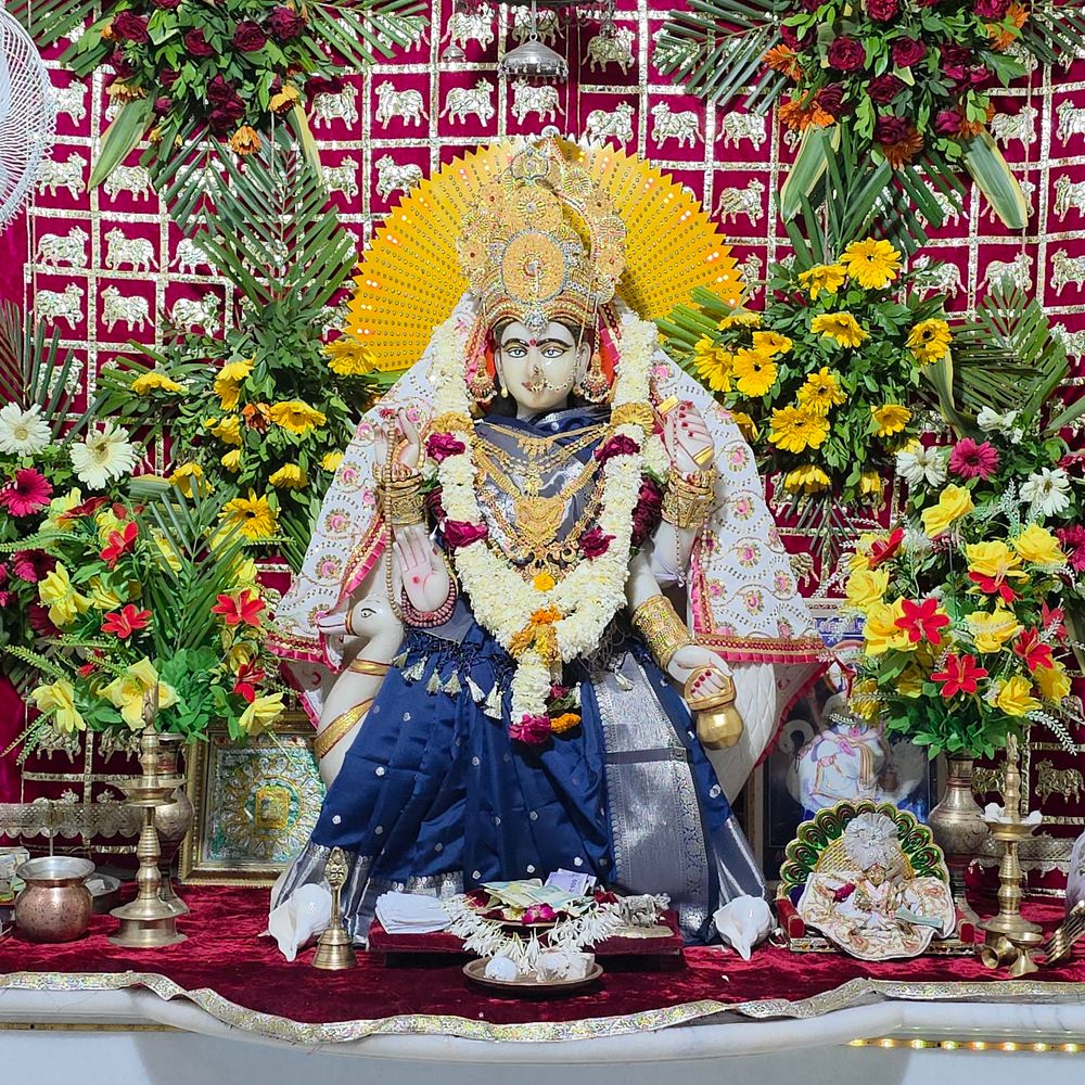 રાજપુર ગામે નવરાત્રિની આઠમે બ્રહ્માણી માતાજીની પરંપરાગત પલ્લી યોજાઈ:મોટા મઢથી નીકળી મંદિરે પહોંચી; ચૂલા પર પ્રસાદ બનાવી પાટીદાર પરિવારોને વહેંચાયો