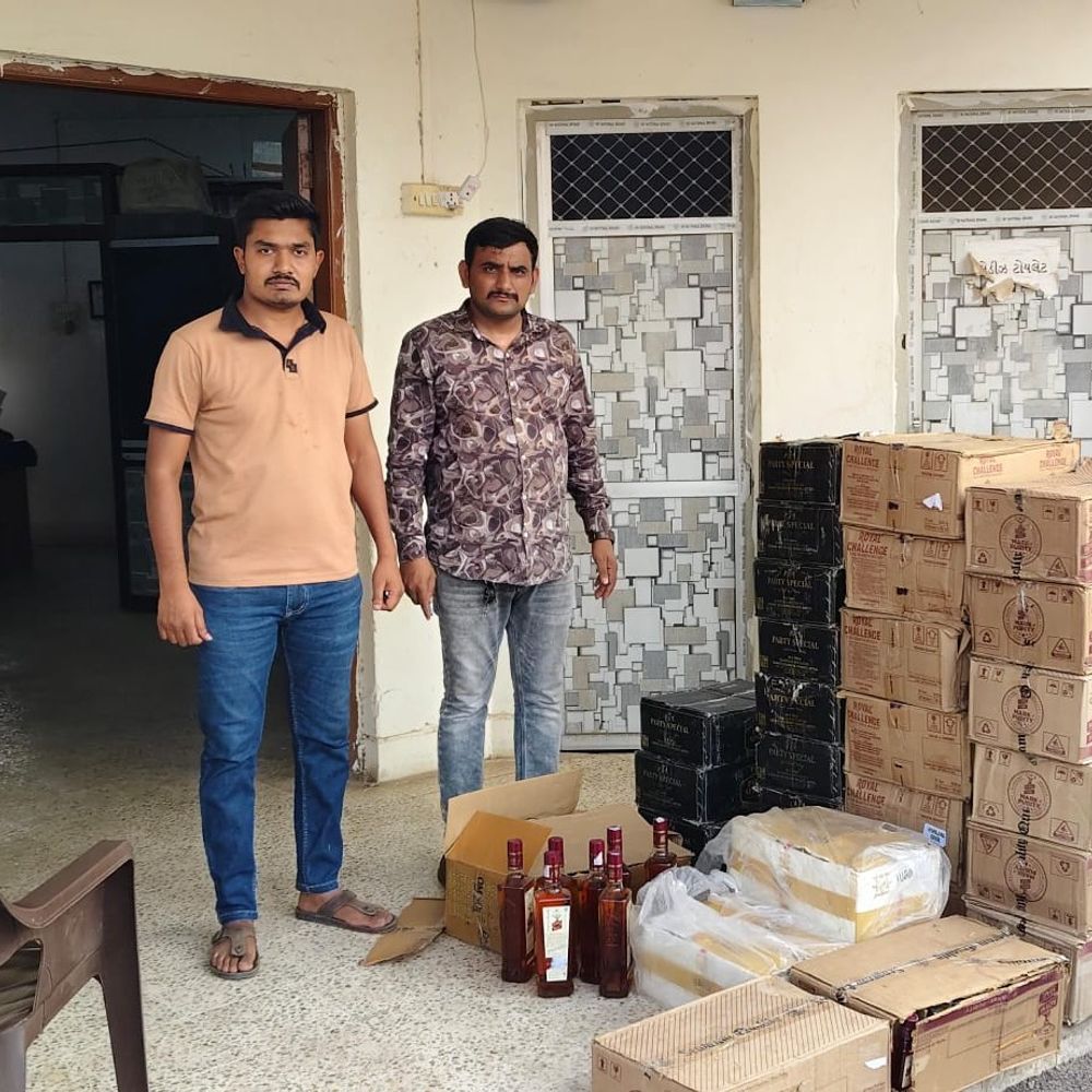 ગરાંભડી ગામની સીમમાંથી વિદેશી દારૂનો જથ્થો ઝડપાયો:ઘાસના ઢગલા નીચેથી ₹2.60 લાખની 1,439 બોટલો જપ્ત કરાઈ;એક આરોપી પકડાયો