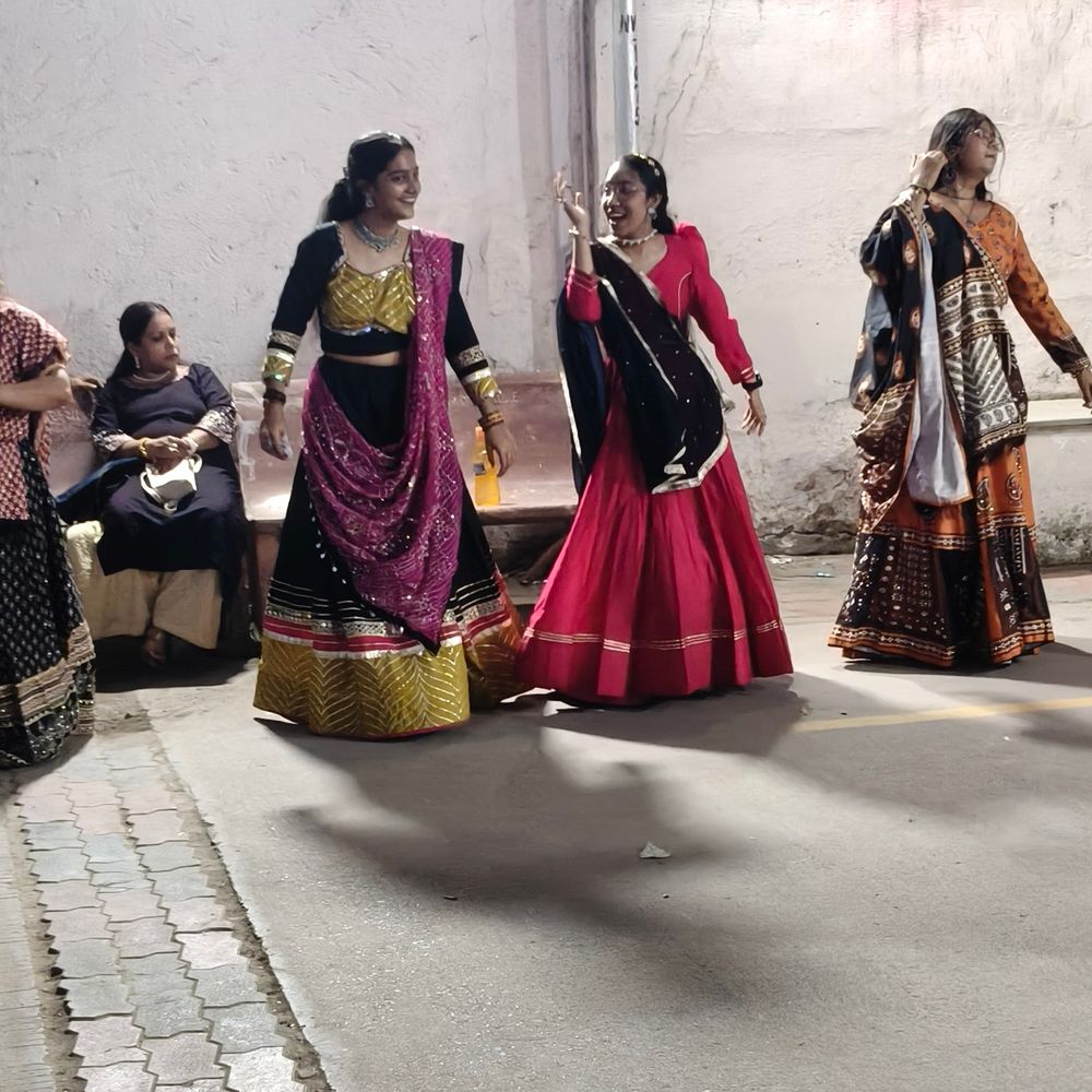 મારી સોસાયટી મારી નવરાત્રિ:માનસી એપાર્ટમેન્ટમાં આઠમા નોરતે નવરાત્રિની ધમાકેદાર ઉજવણી, હરેશભાઈ પટેલે આરતી કરી, વિજયભાઈ શર્માએ નાસ્તાનું આયોજન કર્યું.