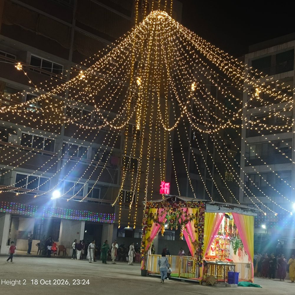 મારી સોસાયટી મારી નવરાત્રિ:બંસરી હાઈટ્સ-2 માં આઠમા નોરતે ગરબાની રમઝટ, યુવાનોએ ટીમલી અને મંડળીની મોજ માણી, ઉત્સાહભેર ગરબા કર્યા