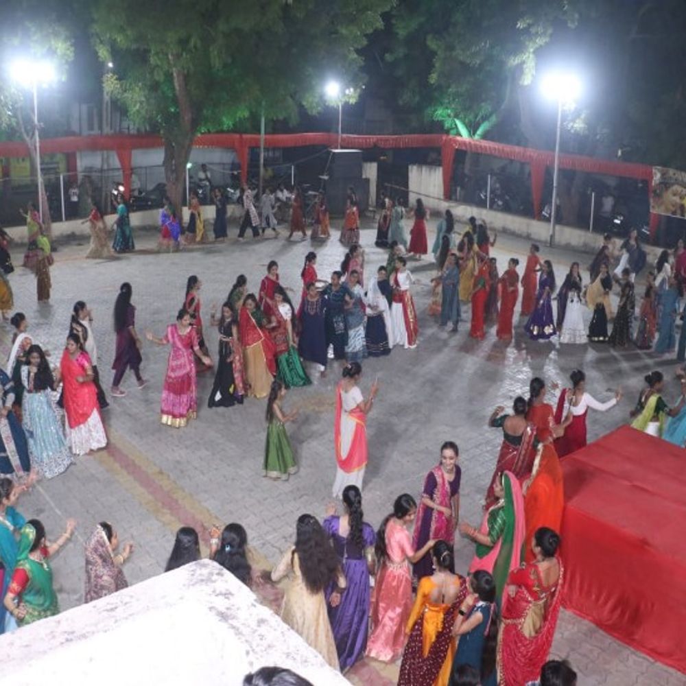 શેરી ગરબામાં ખેલૈયાઓએ મન મૂકી રાસની રમઝટ બોલાવી:બહેનોએ ટ્રેડિશનલ ડ્રેસમાં સજ્જ થઈ અવનવાં સ્ટેપ સાથે ગરબે ઘૂમી, પરંપરાગત અર્વાચીન ગરબામાં અનેરો ઉત્સાહ