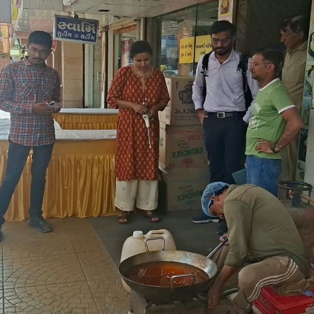 નવરાત્રી અને દશેરા પર્વે ભાવનગર મનપા દ્વારા વિવિધ સ્થળે ચેકિંગ:ખાણી-પીણીની દુકાનોમાંથી જલેબીના સેમ્પલ લેવાની વિશેષ ડ્રાઇવ શરૂ કરાઈ
