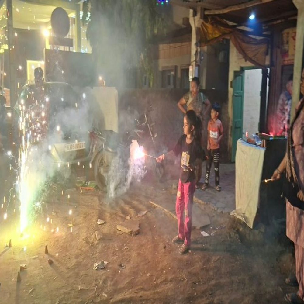 દિવાળી પર્વ પર રાત્રે 10 સુધી જ ફટાકડા ફોડી શકાશે:ભાવનગર જિલ્લામાં દિવાળીનાં તહેવાર દરમ્યાન ફટાકડા ફોડવા બાબતે જિલ્લા મેજીસ્ટ્રેટ દ્વારા જાહેરનામું બહાર પડાયું