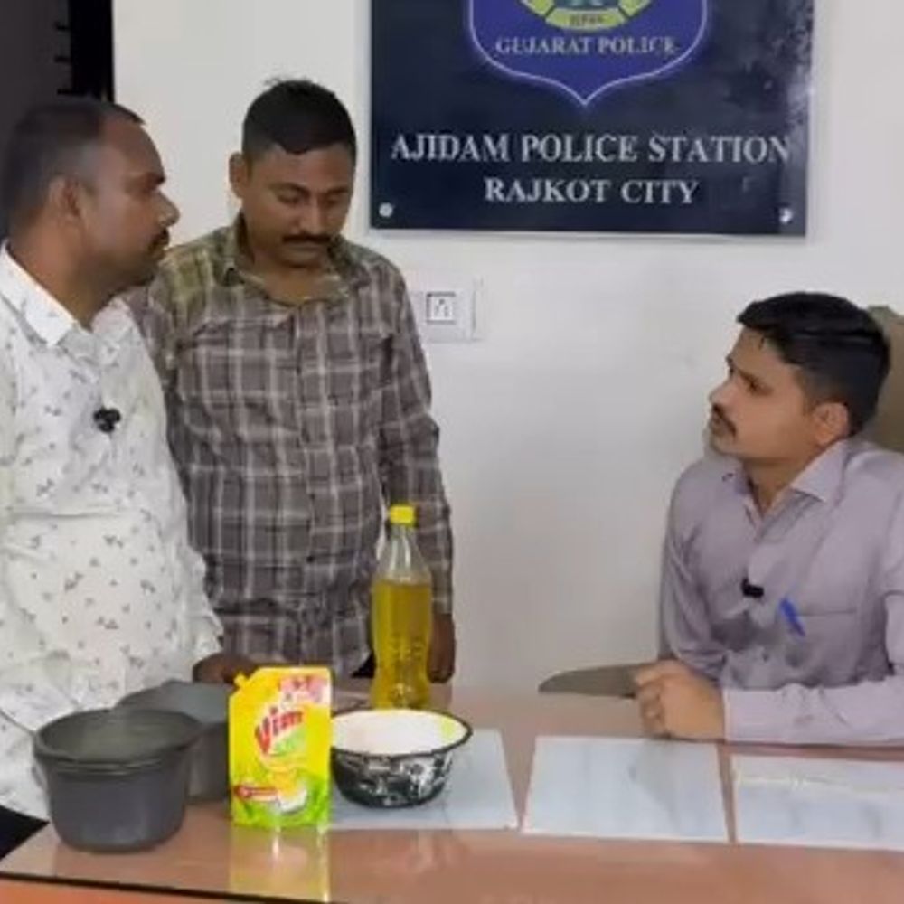 સોના- ચાંદીના દાગીના ચમકાવતી ગેંગથી ચેતી જજો:રાજકોટમાં દાગીના ચમકાવવાનું કહી સોનુ ઓગાળી લેતા 2 શખ્સો ઝડપાયા, પુત્રની સમયસૂચકતાથી વૃદ્ધાનો સોનાનો ચેન બચી ગયો