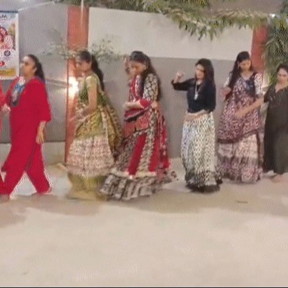 મારી સોસાયટી મારી નવરાત્રિ:હંસપુરાની હિમશિલા સ્કાય સોસાયટીમાં નવરાત્રિની ભવ્ય ઉજવણી, "અંબે માત કી જય" ના નાદ સાથે સામૂહિક આરતીનું આયોજન