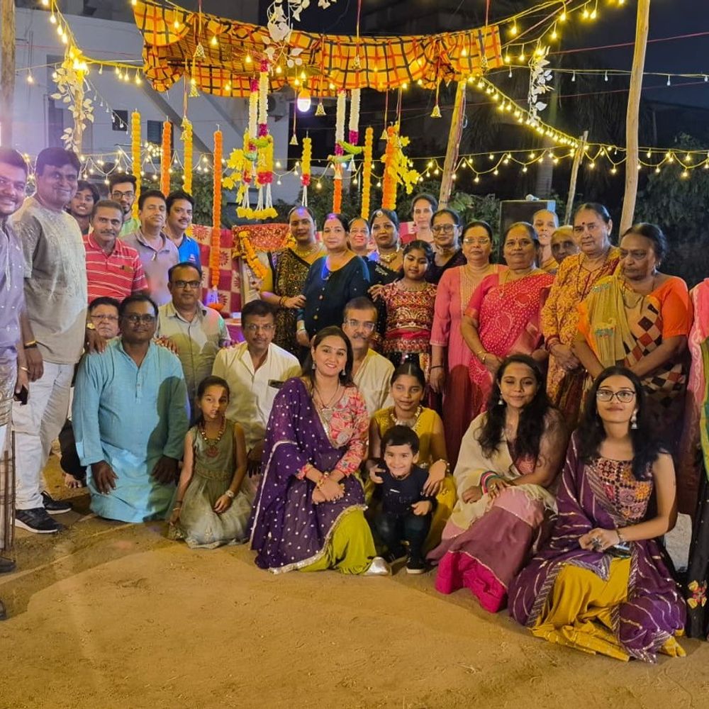 ઘાટલોડિયાની શાસ્ત્રીનગર કો.ઓ.હા સોસાયટી વિભાગ -1 માં નવરાત્રિની ભવ્ય ઉજવણી:રાસ ગરબા સહિત કન્યા પૂજન તથા શસ્ત્રોની પૂજા કરાઈ