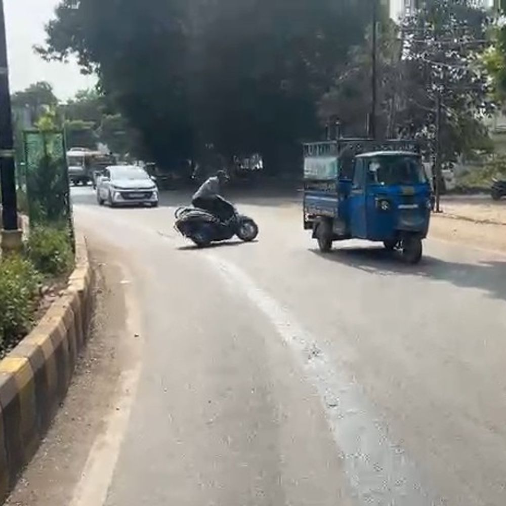ભરૂચના માર્ગ પર ઓઈલ ઢોળાતા વાહનચાલકો પટકાયા:આઇકોનિક માર્ગ પર અનેકને નાની-મોટી ઈજાઓ થઈ, લોકોમાં ચિંતા