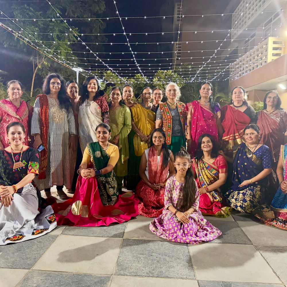 મારી સોસાયટી મારી નવરાત્રિ:સેટેલાઇટની અભિજ્યોત ગ્રીન્સમાં નવમા નોરતે ગરબાની રમઝટ જામી, સોસાયટીના લોકોએ પરંપરાગત વેશભૂષામાં માતાજીની આરાધના કરી, રાસ-ગરબાનો આનંદ લીધો