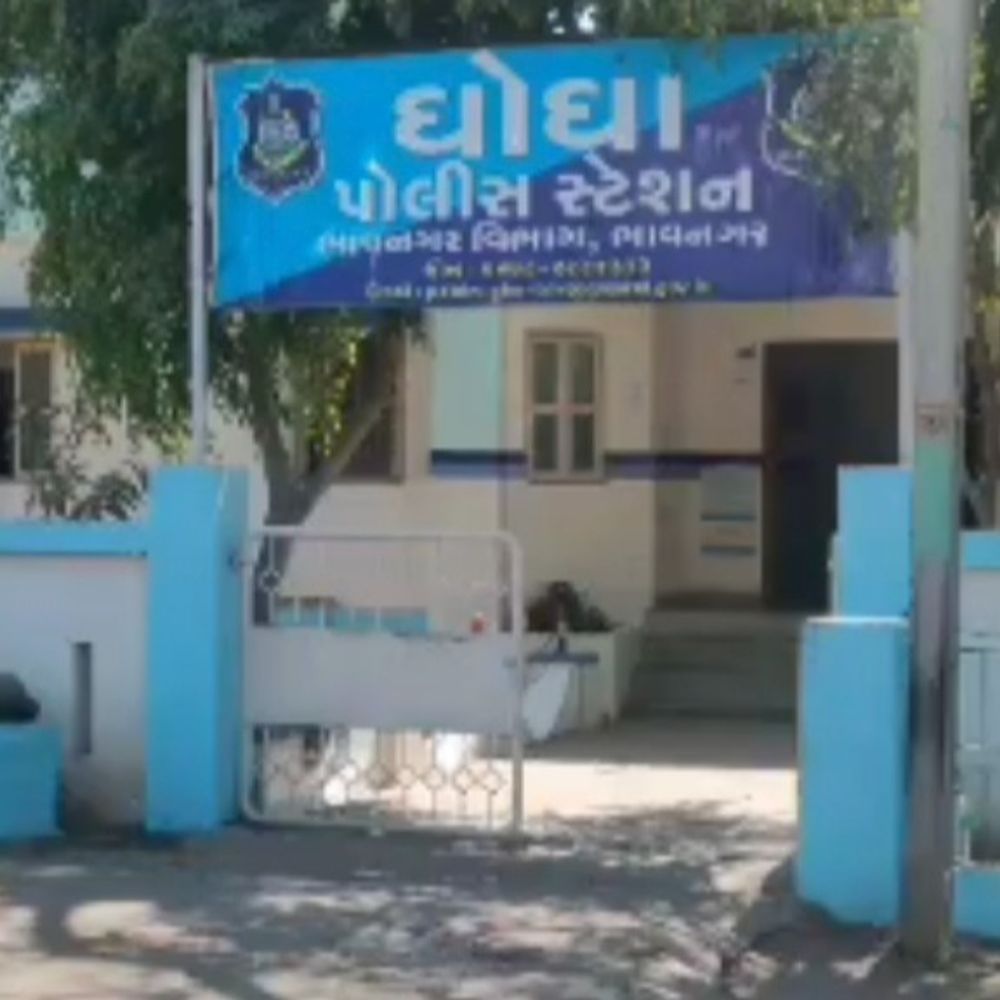 કોળીયાક ગામે જુગાર રમતા પાંચ ઝડપાયા, એક ફરાર:ઘોઘા પોલીસે જુગારનું સાહિત્ય-રોકડા રૂપિયા 11,320 જપ્ત કરી પાંચ સામે ગુનો દાખલ કર્યો