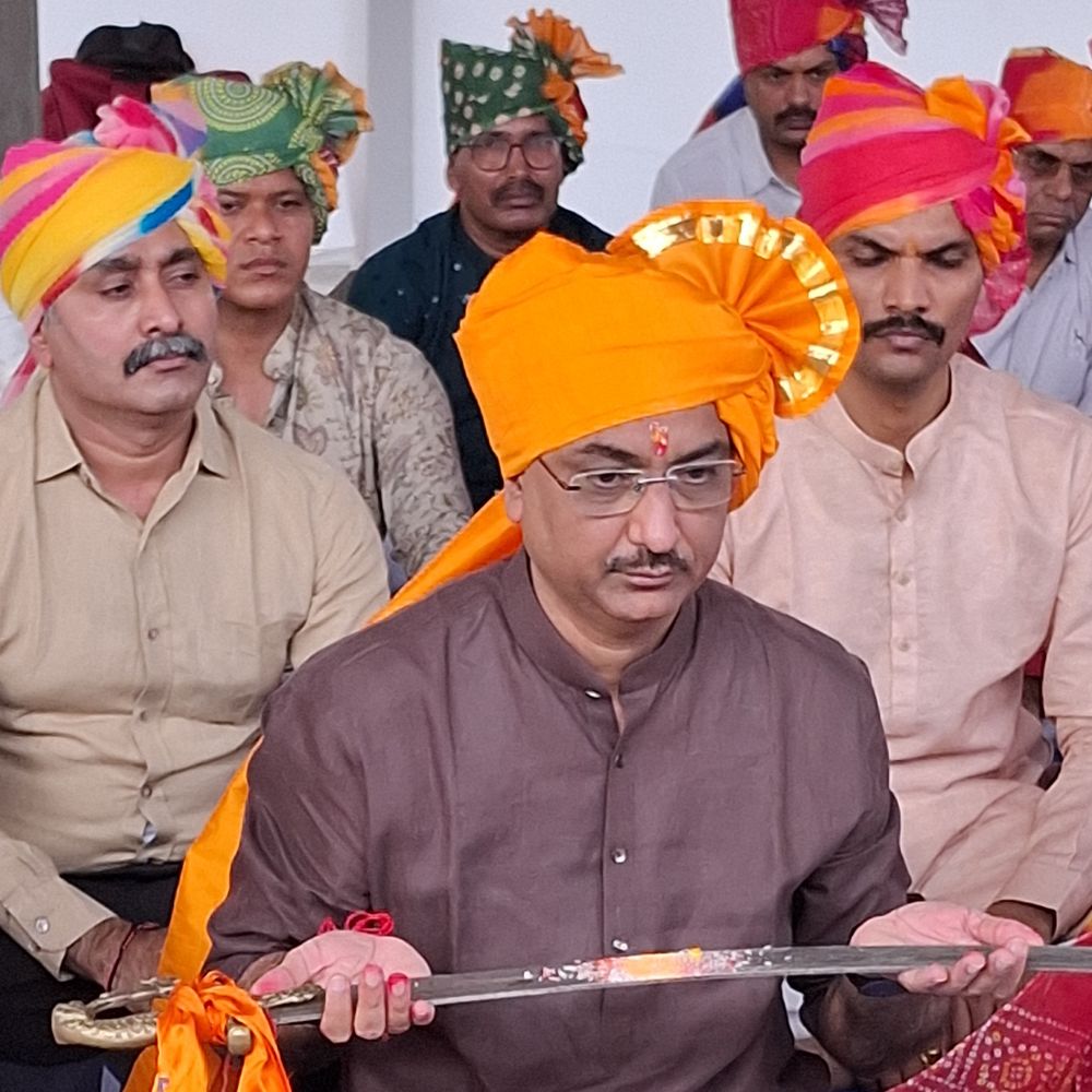 વલસાડ SP યુવરાજસિંહ જાડેજાએ શસ્ત્ર પૂજન કર્યું:વિજયાદશમીએ અશ્વ પૂજન કરી દિવાળી માટે સુરક્ષાની ખાતરી આપી