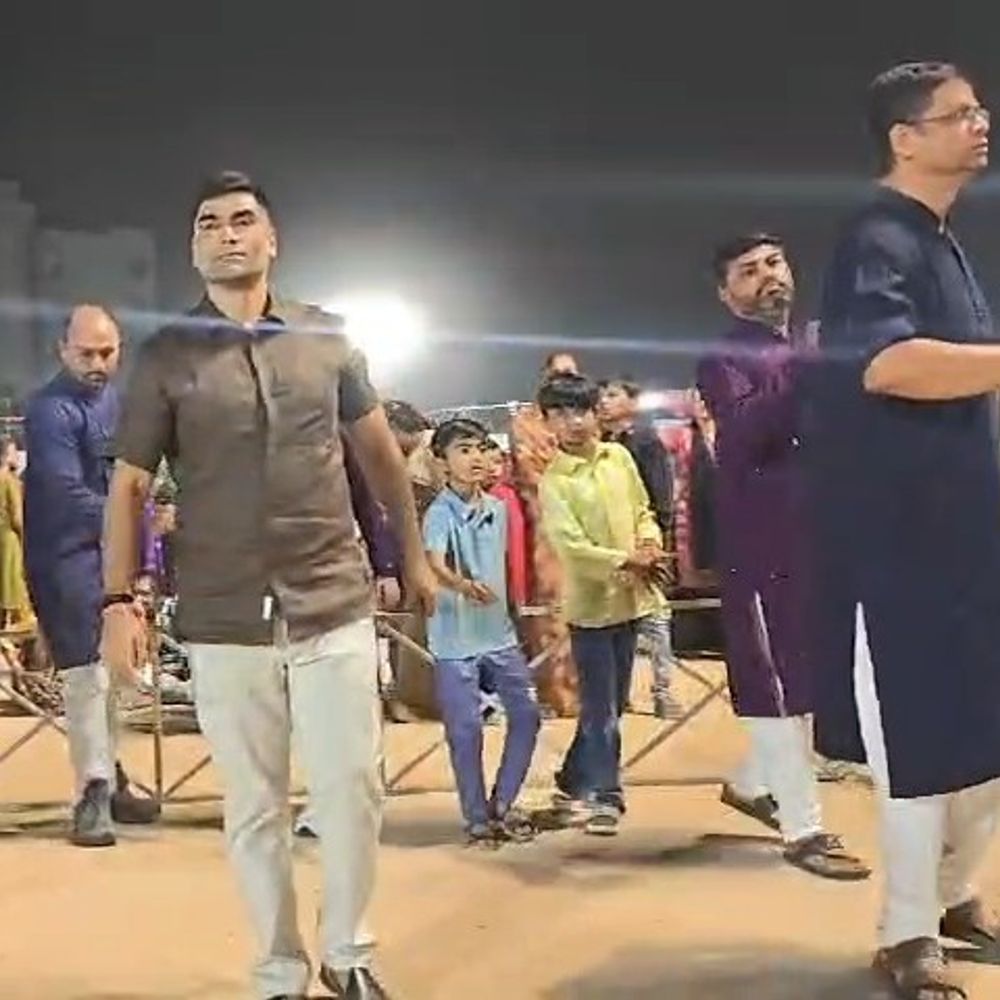 બોટાદમાં નવમા નોરતે ગરબાની રમઝટ જામી:જિલ્લા પોલીસ આયોજિત ગરબામાં ઉચ્ચ અધિકારીઓ ઘૂમ્યા; કલેક્ટર,એસપી અને પોલીસ અધિકારીઓએ ખેલૈયાઓનો ઉત્સાહ વધાર્યો