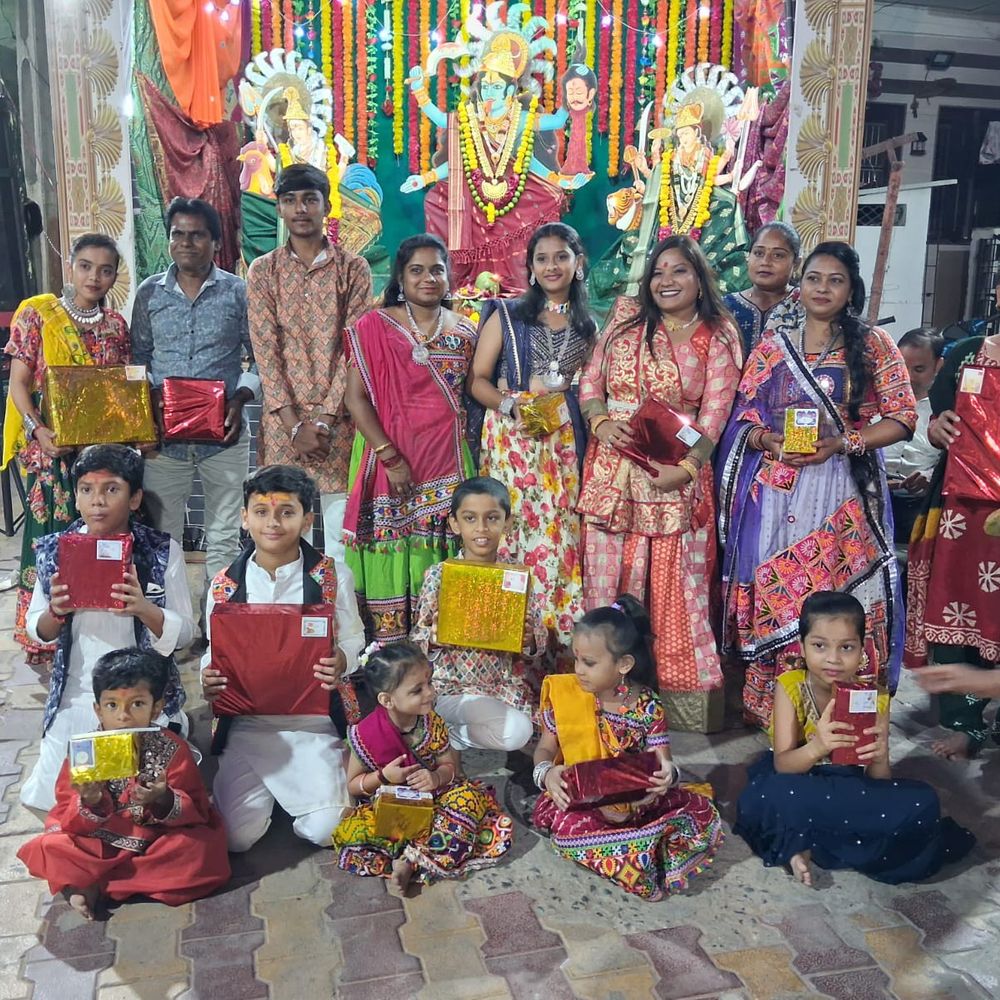 પાટણના ખરાદીવાડામાં 70 વર્ષથી યોજાતા શેરી ગરબામાં ખેલૈયાઓએ ધૂમ મચાવી:પ્રોત્સાહન માટે સદગૃહસ્થ પરિવારે ઈનામો સાથે લ્હાણીનું વિતરણ કર્યું