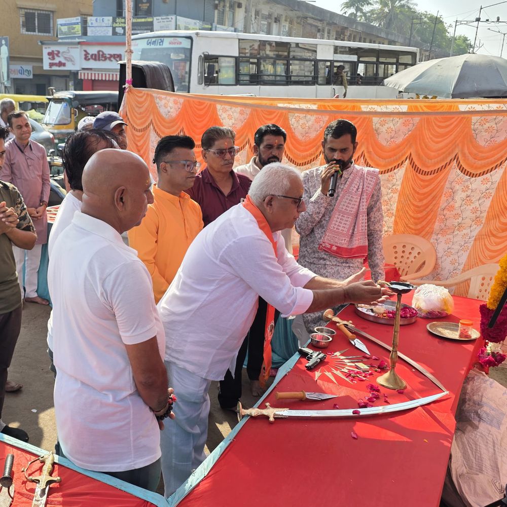 પાટણમાં વિશ્વ હિન્દુ પરિષદ-બજરંગ દળ દ્વારા શસ્ત્રપૂજન:તલવાર, બંદૂક, તીર-કામઠા સહિતના શસ્ત્રોનું વિધિવત પૂજન કરી સૂત્રોચ્ચાર કર્યા