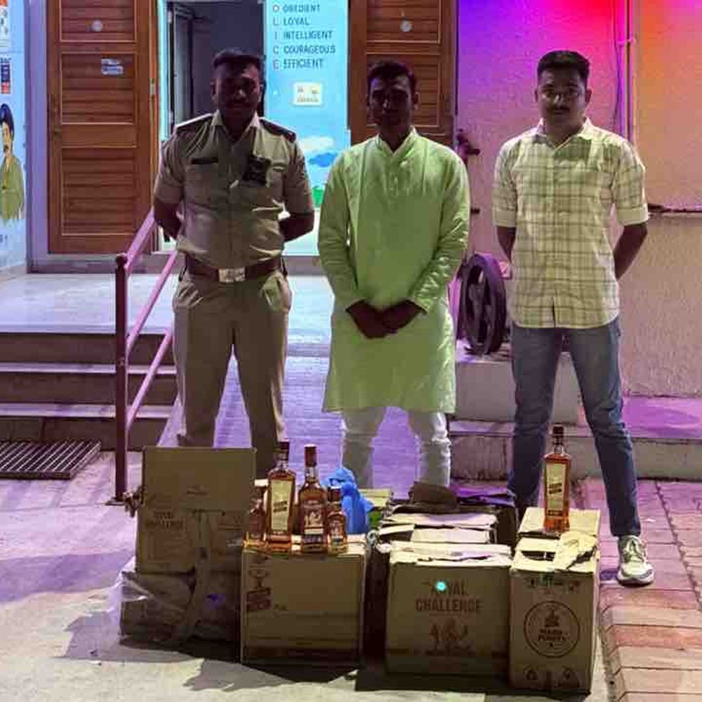 અમરેલીના મોટા દેવળીયા ગામે 206 બોટલ વિદેશી દારૂ ઝડપાયો:પોલીસે રૂ.1.81 લાખનો મુદ્દામાલ કબજે કર્યો, આરોપી ફરાર