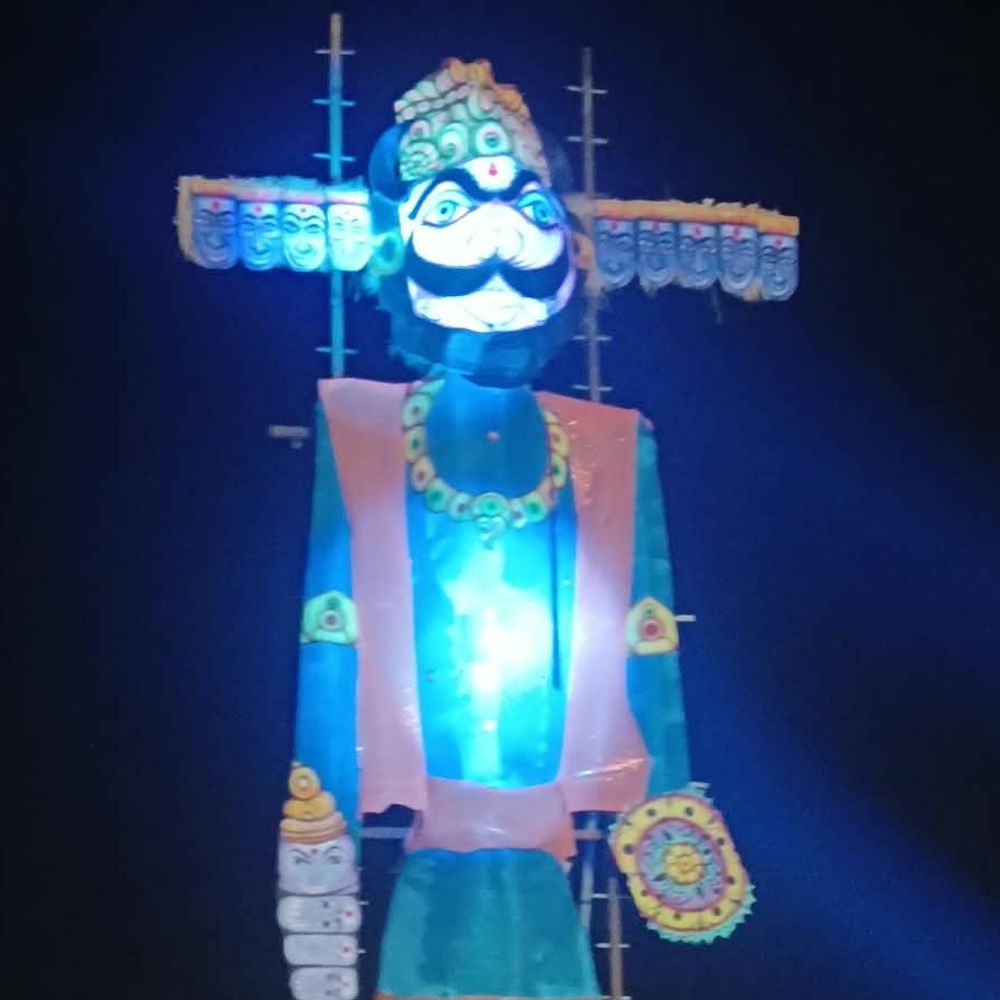 વલસાડના ગુંદલાવમાં વિજયા દશમીની ઉજવણી:આતિશબાજી સાથે રાવણના પૂતળાનું દહન કરાયું, મોટી સંખ્યામાં લોકો ઉમટ્યા, ગરબા રમી ઉજવણી કરી