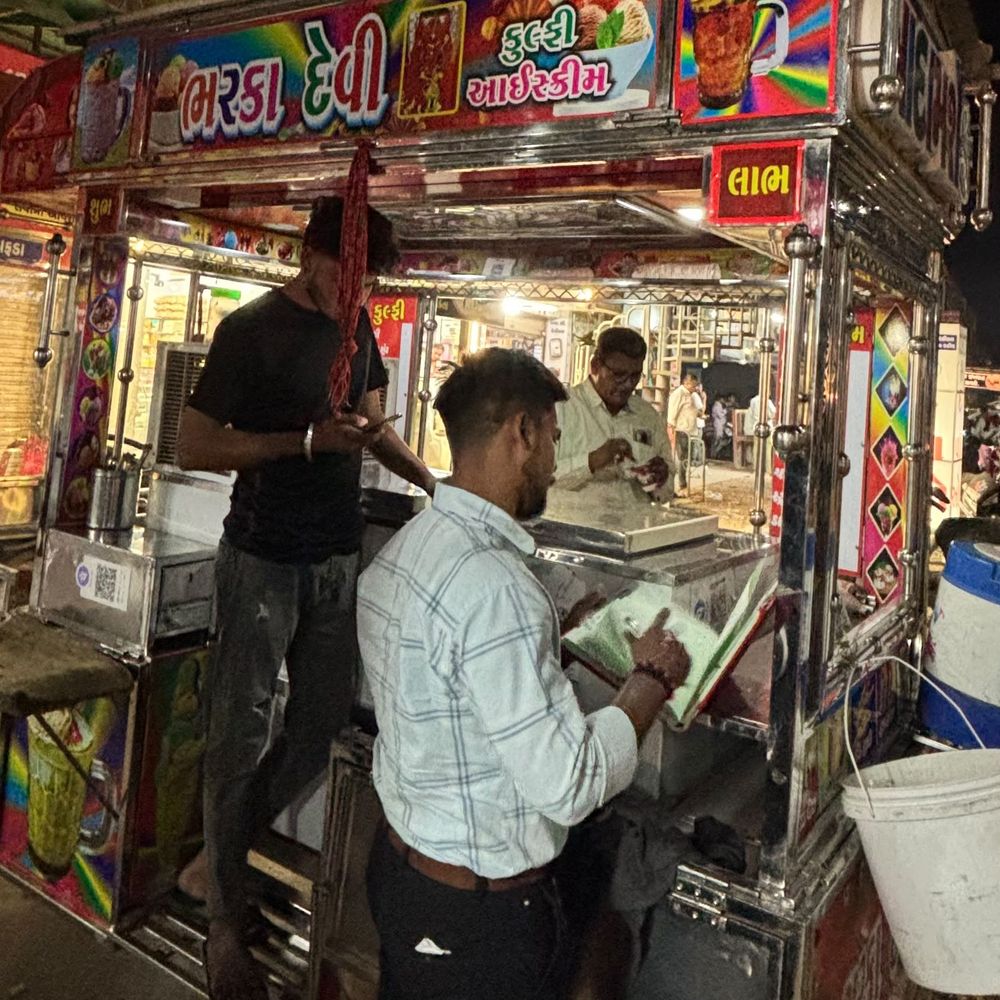 પાટણમાં ફૂડ વિભાગે 18 કિલો અખાદ્ય સામગ્રીનો નાશ કર્યો:દશેરા પહેલા 28 પેઢીઓમાં તપાસ, 42 સેમ્પલ લેવાયા; 2 વેપારીઓને નોટિસ આપી